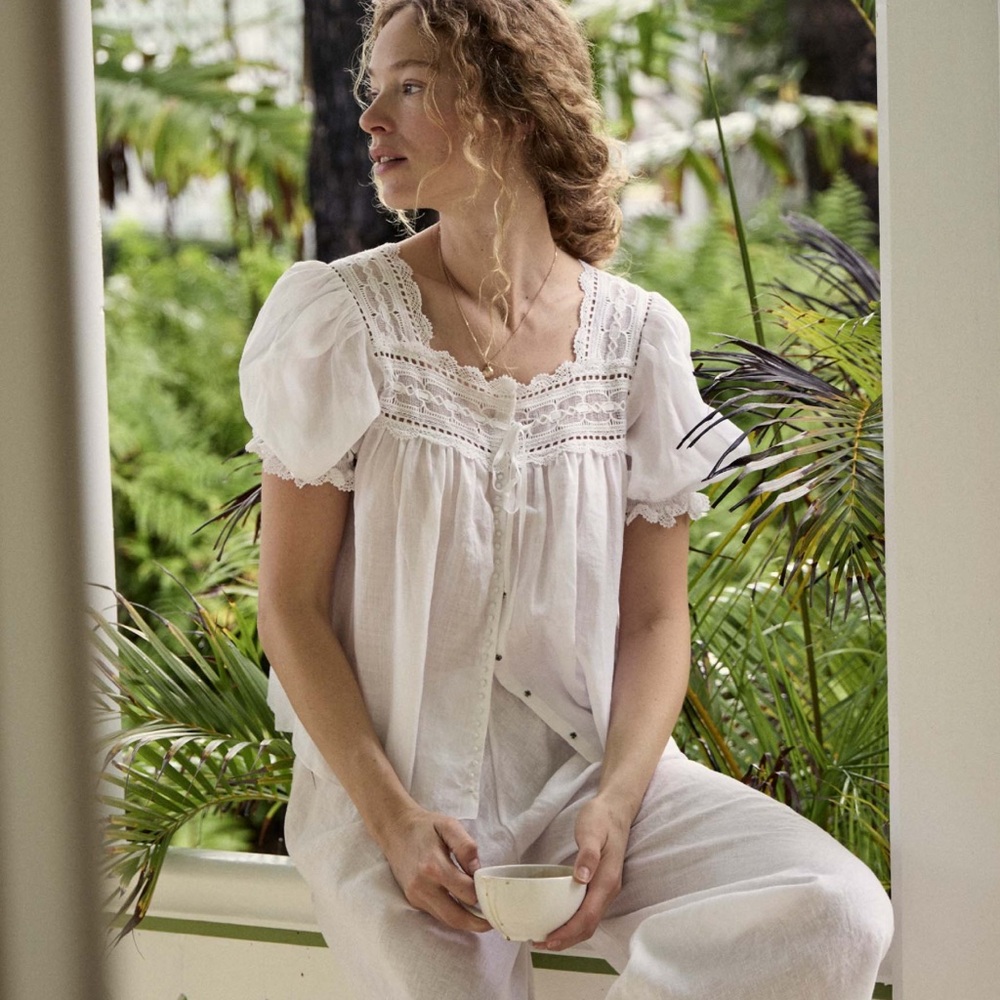 Elegant Dôen White Lace Trim top